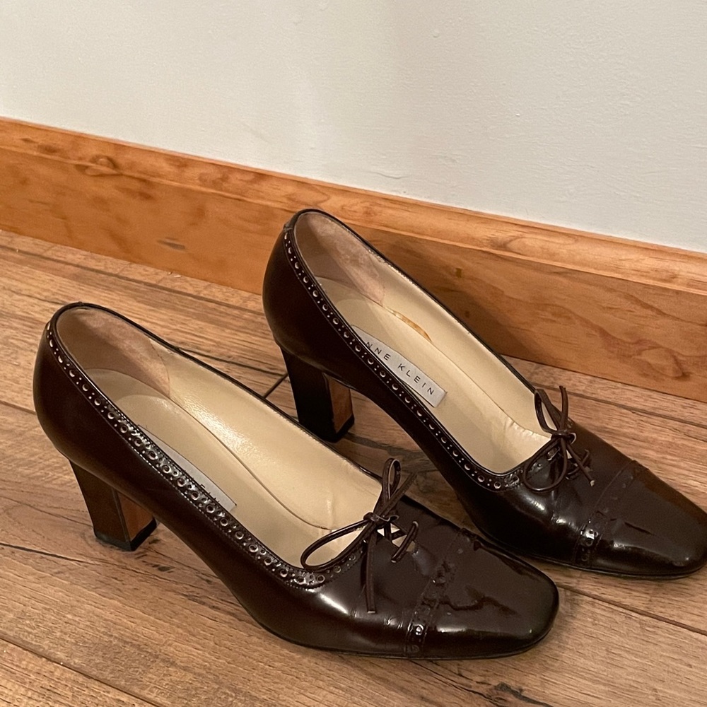 ANNE KLEIN Brown Leather pumps